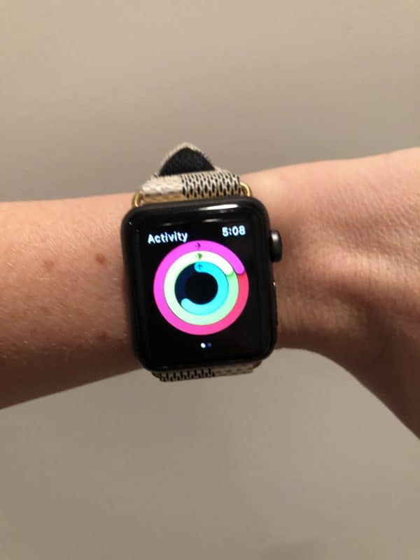 fitbit versa vs apple watch 1