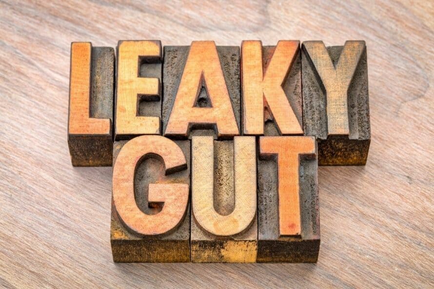 how much bone broth to drink for leaky gut (picture has the words LEAKY GUT)