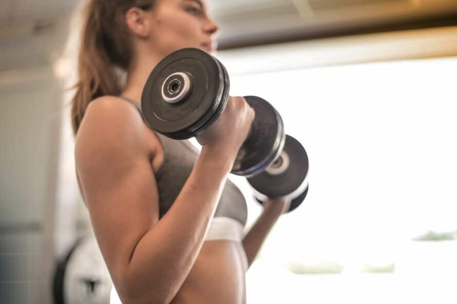 woman doing a bicep curl