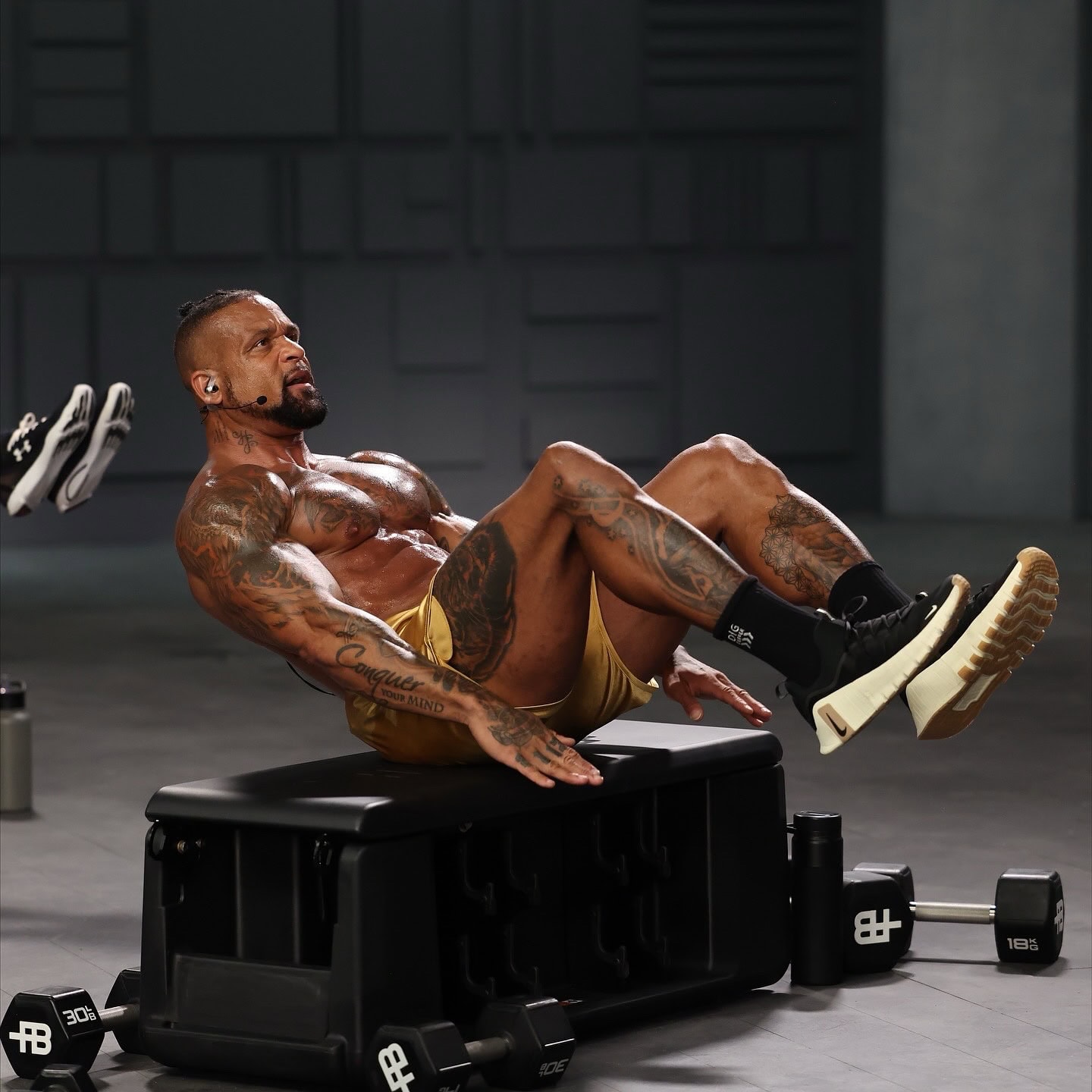 shaun t working his abs dig in program